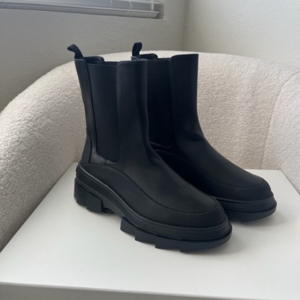 Stuart Weitzman Noho Chelsea Ankle Boot